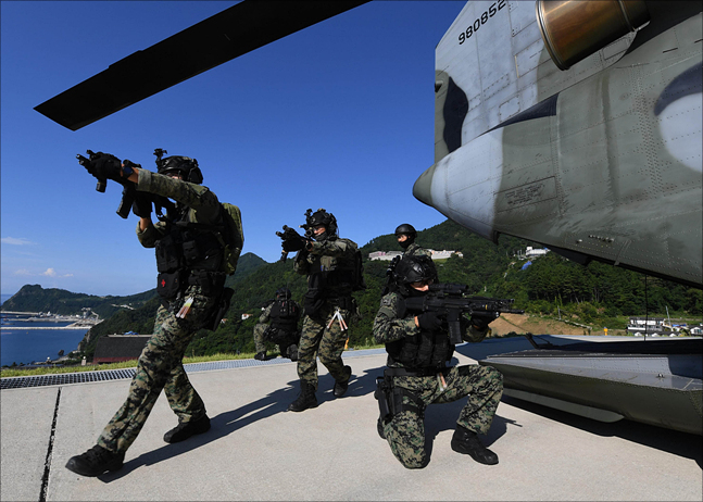 동해영토수호훈련이 전격 개시된 25일 해육군 특전사 대원들이 시누크(CH-47) 헬기를 통해 울릉도에 전개하고 있다. ⓒ국방부