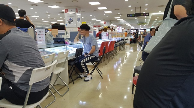 지난 25일 서울 신도림 테크노마트 9층 휴대폰 집단상가가 판매점 상인들과 구매자들로 북새통을 이루고 있다.ⓒ데일리안 김은경 기자