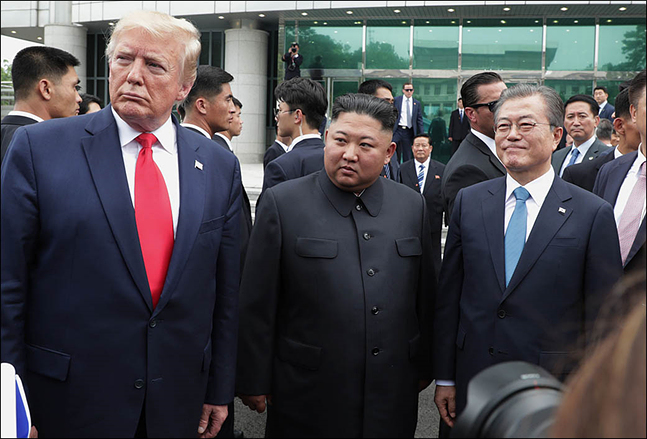 문재인 대통령, 김정은 북한 국무위원장, 도널드 트럼프 미국대통령이 지난 6월 판문점 공동경비구역 자유의 집 앞에서 회동하고 있다. ⓒ청와대 