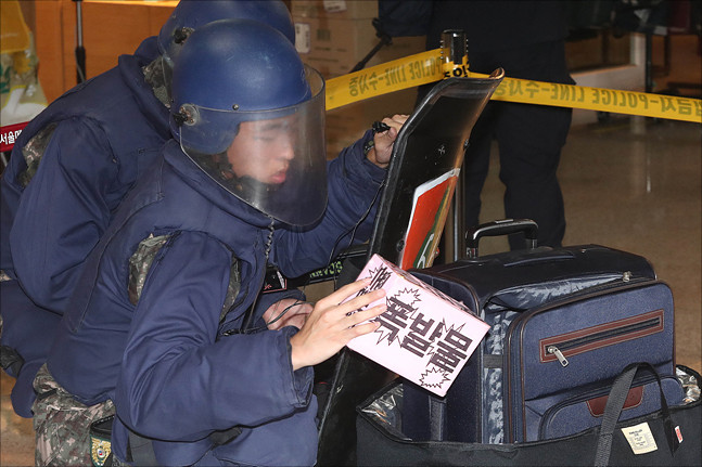 26일 서울 종로구 종각역에서 지하철 테러에 대응하기 위한 '폭발물 테러 비상 대응 훈련'이 열리고 있다. ⓒ데일리안 홍금표 기자