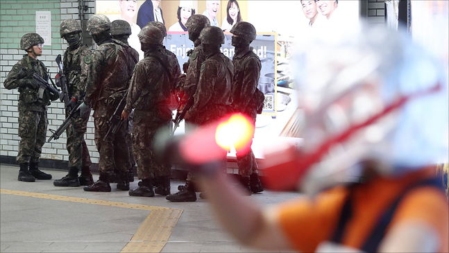 26일 서울 종로구 종각역에서 지하철 테러에 대응하기 위한 '폭발물 테러 비상 대응 훈련'이 열리고 있다. ⓒ데일리안 홍금표 기자