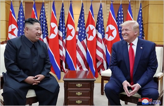 도널드 트럼프 미국대통령과 김정은 북한 국무위원장이 지난달 30일 판문점에서 회동하고 있다. ⓒ조선중앙통신 