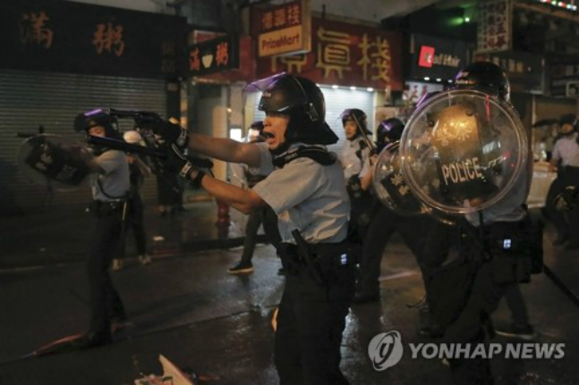 홍콩 경찰이 25일 홍콩에서 벌어진 '범죄인 인도 법안'(송환법) 반대 시위 현장에서 시위대를 향해 총을 겨누고 있다. ⓒ연합뉴스