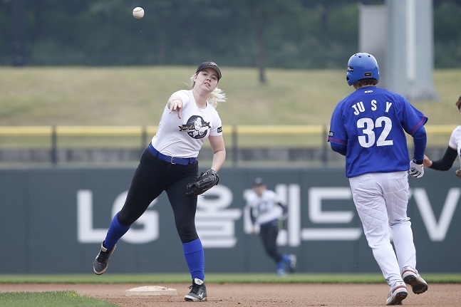 LG전자와 한국여자야구연맹이 공동 주최한 ‘제4회 LG컵 국제여자야구대회’가 지난 26일 막을 내렸다. 사진은 한국 KOREA팀과 유럽팀이 경기하는 모습.ⓒLG전자