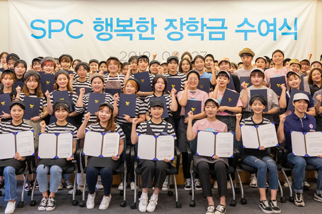 27일 서울 신대방동 SPC 미래창조원에서 열린 '제 16회 SPC 행복한 장학금 수여식'에서 아르바이트 장학생들이 기념 촬영을 하고 있다.ⓒSPC