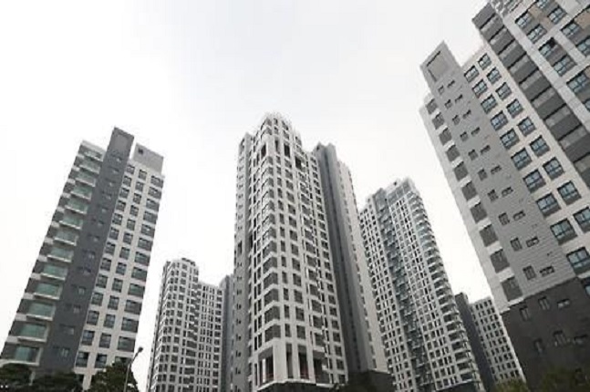 지난주 서울 재건축 아파트는 0.03% 떨어지며 19주 만에 하락 전환했지만, 일반 아파트는 0.03% 올라 전주(0.02%) 대비 상승폭이 커졌다. 강남의 한 신축 아파트단지 모습.ⓒ데일리안 원나래기자