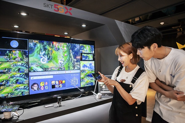 SK텔레콤 모델들이 ‘5GX 서비스 체험존’에서 LCK 멀티뷰 서비스를 시연하고 있다.ⓒSK텔레콤