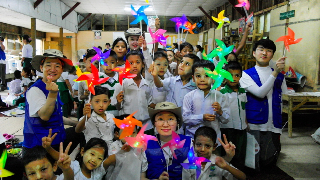 삼성물산 임직원 해외봉사단이 미얀마 달라 지역 초등학교를 방문해 교육 시설 개보수 활동을 실시한 뒤 기념촬영을 하고 있다.ⓒ삼성물산