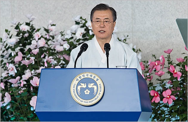 문재인 대통령이 지난 15일 충남 천안 독립기념관에서 열린 '제74주년 광복절 정부경축식'에 경축사를 하고 있다. ⓒ사진공동취재단 