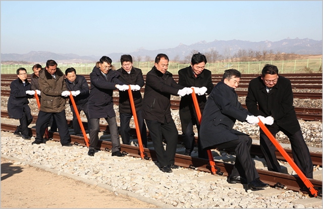 지난해 12월 북측 개성 판문역에서 ‘남북간 철도·도로 연결 및 현대화 착공식’이 진행되고 있다. ⓒ사진공동취재단