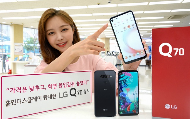 LG전자 모델이 내달 6일 국내에 출시되는 ‘LG Q70’를 소개하고 있다.ⓒLG전자