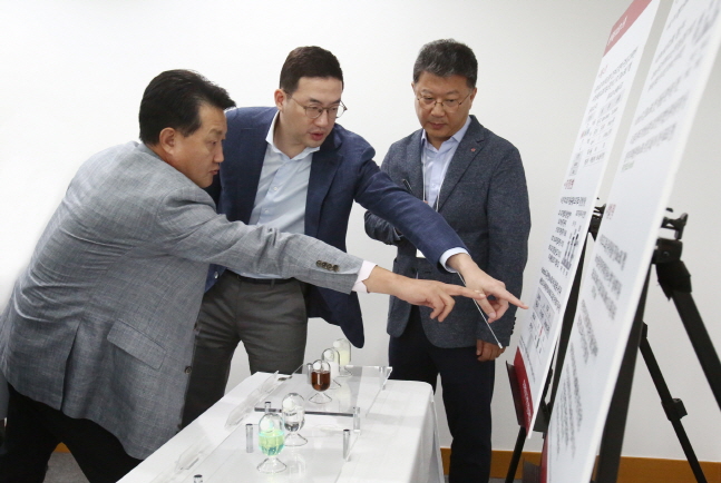 구광모 LG 회장이 29일 대전 LG화학 기술연구원에서 솔루블 유기발광다이오드(OLED) 연구개발(R&D) 책임자들과 개발 현황에 대해 논의하고 있다.ⓒLG