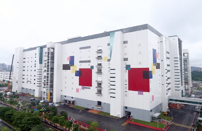 중국 광둥성 광저우시 첨단기술산업 개발구에 위치한 LG디스플레이 하이테크 차이나의 8.5세대 OLED 패널 공장 전경.ⓒLG디스플레이