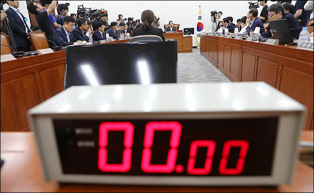 정개특위 회의실 탁자위에 놓여진 시계에 '0' 이 보이고 있다. ⓒ데일리안 박항구 기자