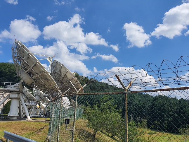 지난 30일 경기 용인 KT SAT 용인 위성센터에 설치된 대형 안테나들이 위성 신호를 수신하고 있다.ⓒ데일리안 김은경 기자 
