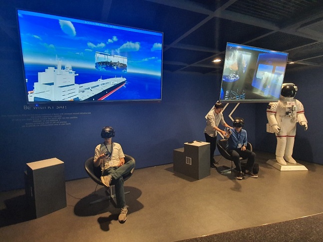 지난 30일 KT SAT 용인 위성센터 25주년을 기념해 개관한 위성 홍보관 ‘샛토리움(SATORIUM)’을 방문한 기자들이 VR 체험을 이용하고 있다.ⓒ데일리안 김은경 기자