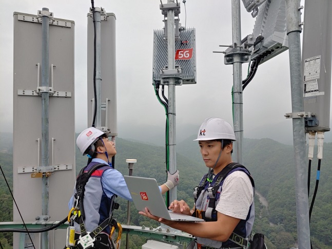 KT 네트워크부문 직원들이 대구 팔공산에 5G 기지국을 설치하고 품질을 점검하고 있다.ⓒKT