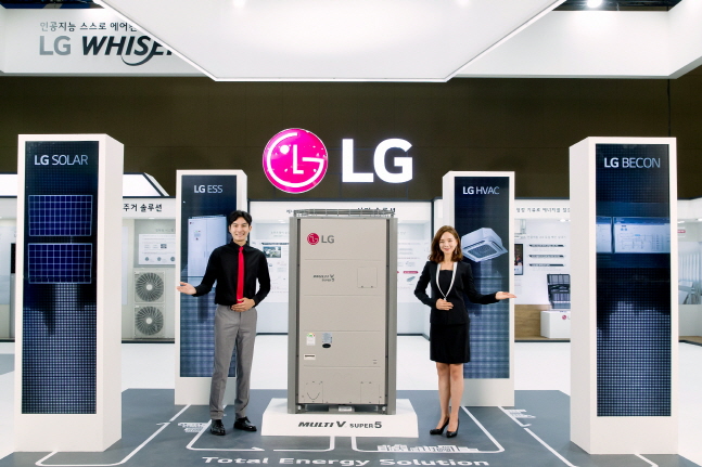 LG전자 모델들이 3일 경기도 일산 킨텍스에서 개막한 '2019 대한민국 에너지대전' 전시부스에서 멀티브이(Multi V)와 에너지저장시스템(ESS) 등 차별화된 총합 공조 제품을 소개하고 있다.ⓒLG전자