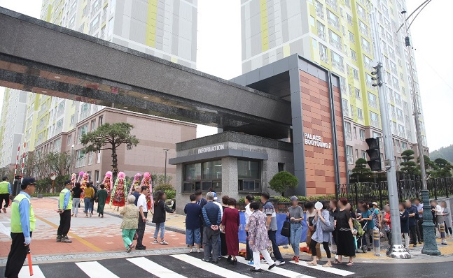‘경산 사동 팰리스 부영 1단지’ 샘플하우스 앞에 방문객들이 줄을 이루고 있다. ⓒ부영주택