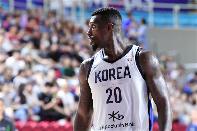 라건아가 더블-더블 활약을 펼쳤으나 나이지리아 벽을 넘는데 실패한 한국 농구. ⓒ 한국농구협회