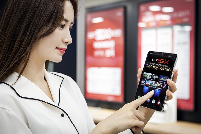 SK텔레콤 모델이 삼성전자 갤럭시폴드 5G를 소개하고 있다.ⓒSK텔레콤
