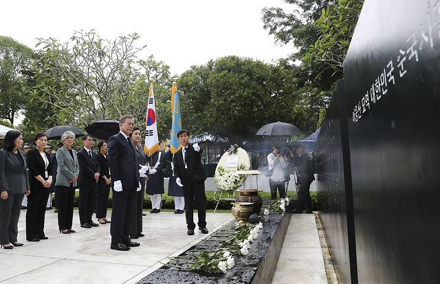 문재인 대통령과 김정숙 여사가 4일 오후 미얀마 아웅산 국립묘지 '대한민국 순국사절 추모비'에서 묵념하고 있다.ⓒ청와대