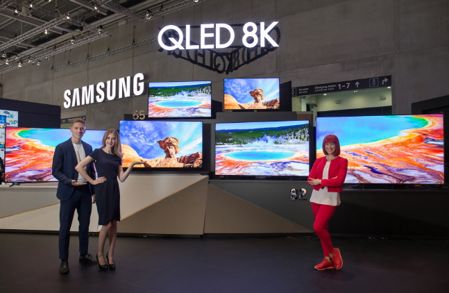 IFA 2019 공식 모델(오른쪽)과 삼성전자 모델들이 5일(현지시간) 'IFA 2019' 전시회가 열리는 독일 베를린 메쎄 베를린 내 삼성전자 전시부스에서 55형부터 98형까지 'QLED 8K' TV 풀 라인업을 소개하고 있다.ⓒ삼성전자
