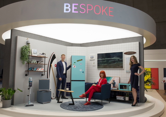 IFA 2019 공식 모델(가운데)과 삼성전자 모델들이 5일(현지시간) 'IFA 2019'가 열리는 독일 베를린 메쎄 베를린 내 삼성전자 전시부스에서 맞춤형 냉장고 '비스포크(BESPOKE)'를 소개하고 있다.ⓒ삼성전자