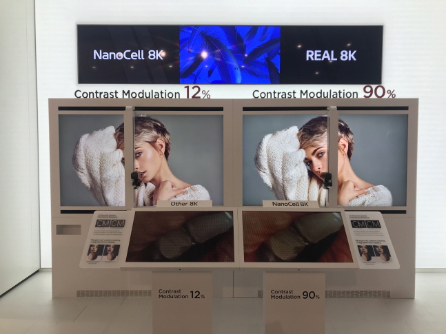 LG전자가 메쎄 베를린 내 자사 전시부스에서 나노셀 8K TV와 경쟁사 제품과 비교한 전시물.ⓒ데일리안 이홍석기자