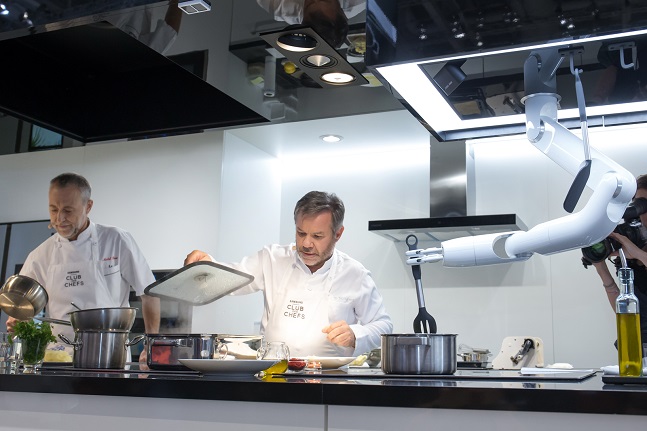 삼성전자가 독일 베를린에서 6일부터 11일까지 열리는 유럽 최대 가전 전시회 'IFA 2019'에 참가해 삼성 클럽 드 셰프와 '삼성봇 셰프'가 협업해 요리하는 시연을 선보이고 있다.ⓒ삼성전자