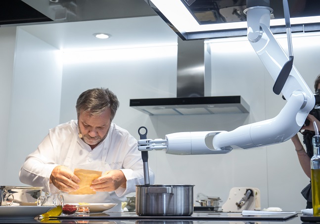삼성전자가 독일 베를린에서 6일부터 11일까지 열리는 유럽 최대 가전 전시회 'IFA 2019'에 참가해 삼성 클럽 더 셰프와 '삼성봇 셰프'가 협업해 요리하는 시연을 선보이고 있다.ⓒ삼성전자
