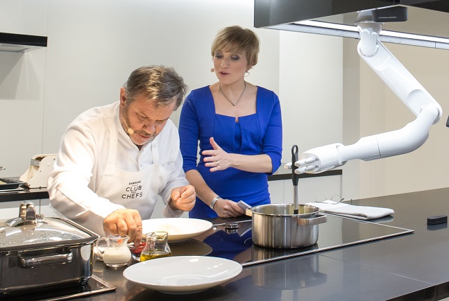 삼성전자가 독일 베를린에서 6일부터 11일까지 열리는 유럽 최대 가전 전시회 'IFA 2019'에 참가해 삼성 클럽 더 셰프와 '삼성봇 셰프'가 협업해 요리하는 시연을 선보이고 있다.ⓒ삼성전자