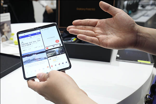 6일 오전 서울 강남구 삼성 딜라이트샵에 삼성전자의 폴더블폰인 '갤럭시 폴드 5G'가 전시되어 있다. 오늘 국내 출시된 갤럭시 폴드 5G는 5G 버전으로 한정수량 판매되며 가격은 239만8천원이다. ⓒ데일리안 류영주 기자