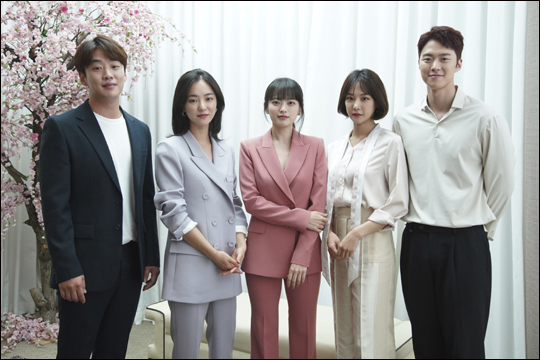 JTBC 금토드라마 '멜로가 체질'은 서른 살 여자 친구들의 고민, 연애, 일상을 그린 드라마다.ⓒJTBC