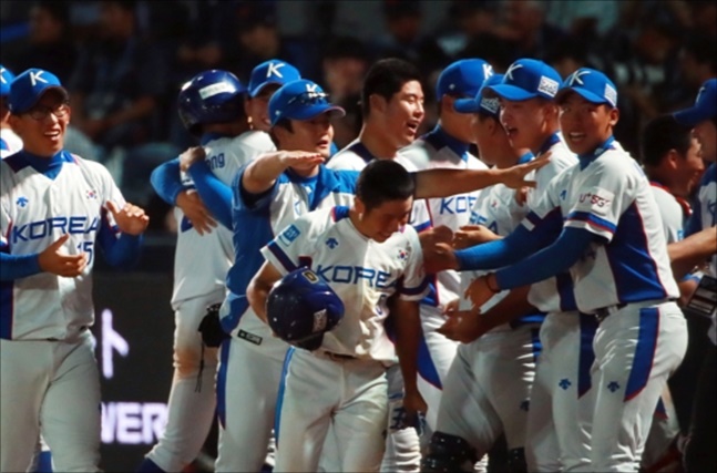 한국이 5일 부산 기장군서 열린 세계청소년야구선수권대회서 일본에 10회 승부치기 끝에 5-4 승리했다.  ⓒ 연합뉴스