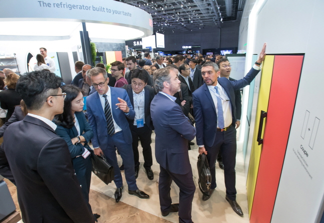 6일(현지시간) 독일 베를린 메쎄 베를린에서 개막한 유럽 최대 가전 전시회 'IFA 2019' 삼성전자 전시부스에서 관람객들이 맞춤형 냉장고 '비스포크(BESPOKE)'를 체험하고 있다.ⓒ삼성전자
