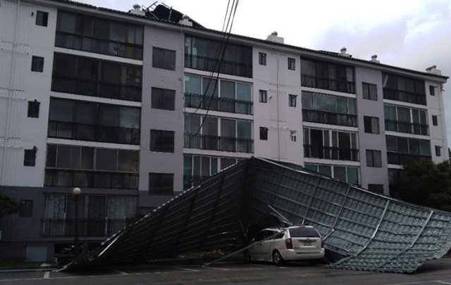 강풍에 아파트 지붕이 날린 모습. ⓒ연합뉴스