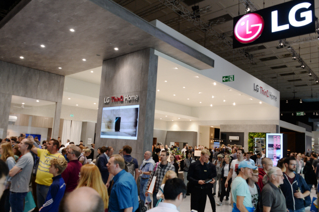 6일(현지시간)부터 11일까지 유럽 최대 가전전시회 'IFA 2019'가 열리는 독일 베를린 메쎄 베를린 내 LG전자 부스에 마련된 인공지능 가전으로 새로운 가치를 담은 주거공간 'LG 씽큐 홈'에 관람객들의 발길이 이어지며 인산인해를 이루고 있다.ⓒLG전자