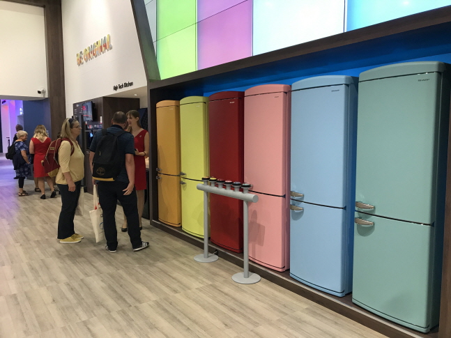 다양한 색상을 선택할 수 있는 샤프의 냉장고 컨셉 제품.ⓒ데일리안 이홍석기자