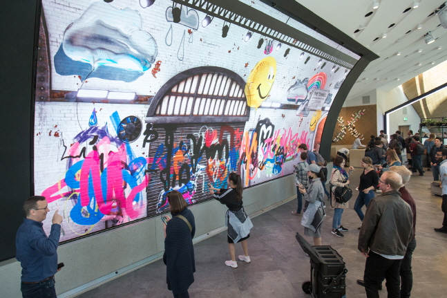 삼성 킹스크로스를 방문한 이들이 '갤럭시 그래피티(Galaxy Graffiti)'를 체험해 보고 있다.ⓒ삼성전자