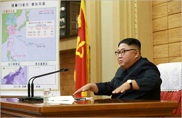 김정은 북한 국무위원장이 지난 6일 태풍 13호 '링링'에 대비한 비상확대회의를 개최하고 있다. ⓒ노동신문 