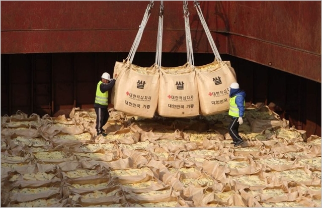 2010년 군산항에서 북한 수재민에게 전달할 쌀을 배에 선적하고 있는 모습. ⓒ연합뉴스