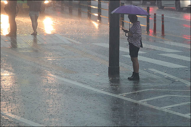 화요일인 오는 10일에는 정체전선이 머물면서 중부지방에 큰 비가 예상된다.ⓒ데일리안 류영주 기자