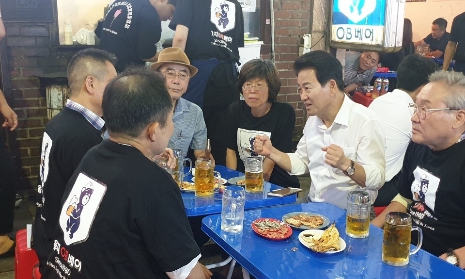 정동영 민주평화당 대표(오른쪽에서 두번째)가 9일 서울 중구 을지로 'OB(오비)베어'에서 관계자들과 이야기를 하고 있다. ⓒ민주평화당 