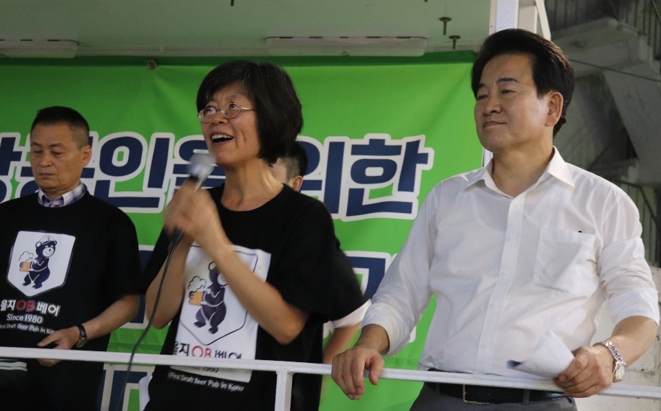 정동영 민주평화당 대표(오른쪽)가 9일 서울 중구 을지로 'OB(오비)베어'에서 백년가게 특별법 제정의 필요성을 말하고 있다. ⓒ민주평화당 