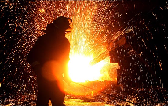충남 당진 현대제철 일관제철소 전기로에서 한 노동자가 쏟아지는 전기불꽃속에서 일하고 있다. ⓒ데일리안 박항구 기자 