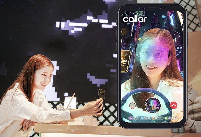 SK텔레콤 모델이 5세대 이동통신(5G) 네트워크에서 초고화질(QHD)로 영상통화를 할 수 있는 '콜라(callar) 2.0'을 사용하는 모습.ⓒSK텔레콤
