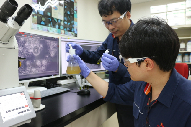 SK인천석유화학 엔지니어들이 사내 폐수처리장 내 실험실에서 미생물 영상 이미지 분석 작업을 수행하고 있다.ⓒSK인천석유화학
