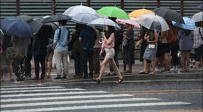 서울 관악구에 우산을 쓴 시민들이 출근을 하고 있다.(자료사진)ⓒ데일리안 류영주 기자