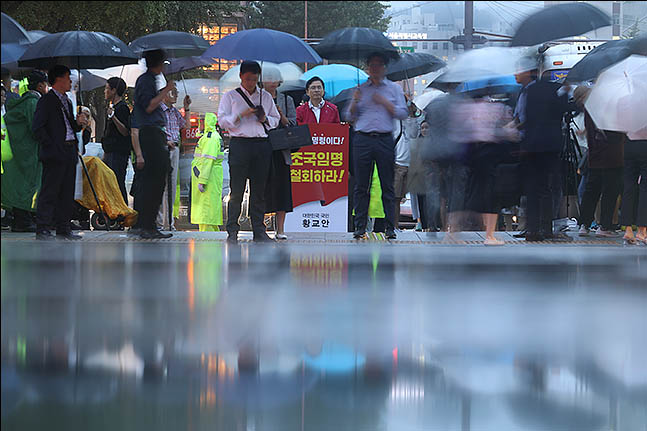 황교안 자유한국당 대표가 10일 오후 서울 종로구 세종대로 사거리에서 조국 법무부 장관 임명을 규탄하며 1인 시위를 하고 있다. ⓒ데일리안 류영주 기자